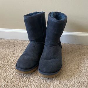 UGG Classic Women’s size 7 navy blue boot.